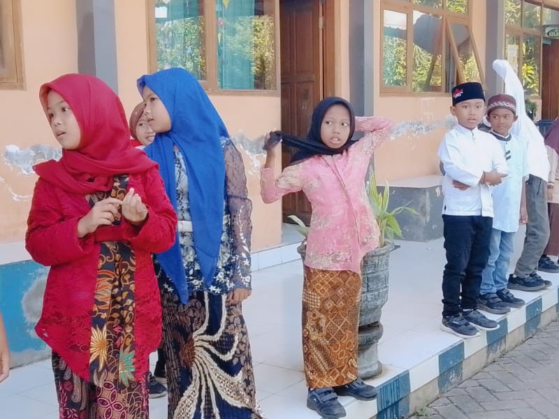 PERINGATI HARI PENDIDIKAN NASIONAL, SD NEGERI 1 PELEYAN GELAR UPACARA DENGAN BALUTAN BAJU ADAT NUSANTARA